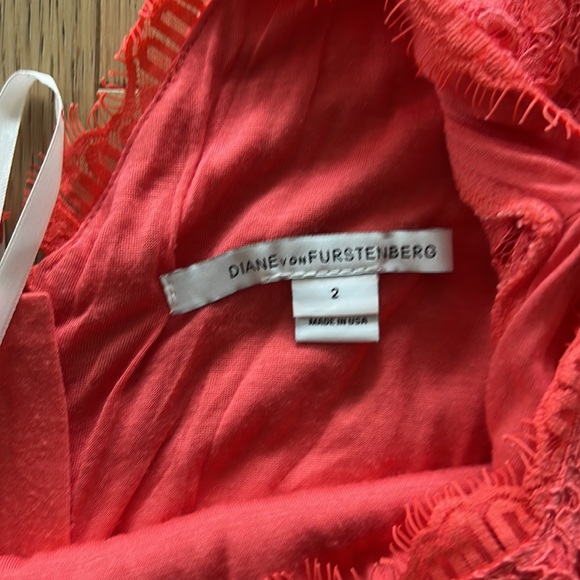 Like new, Diane von Furstenberg lace dress. Size 2. - Picture 2 of 4